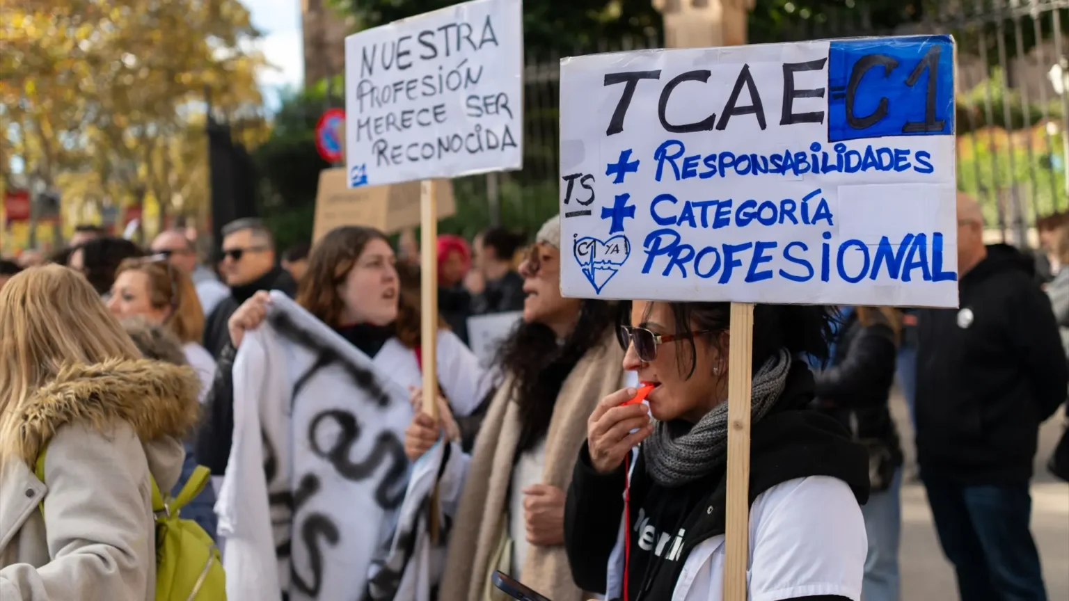 Primer informe oficial revela crisis en auxiliares de enfermería: 38% abandonaría su trabajo en un año Primer informe oficial revela crisis en auxiliares de enfermería: 38% abandonaría su trabajo en un año