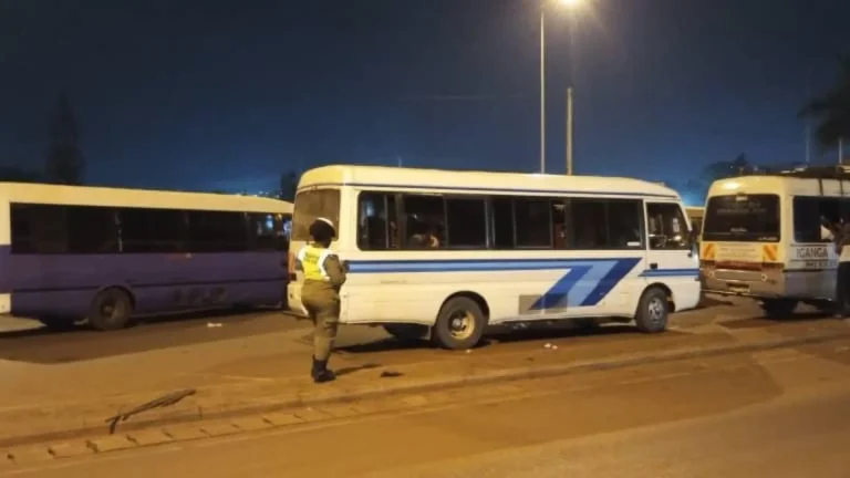 Asciende a 24 el número de víctimas mortales tras accidente de autobús escolar en Uganda Asciende a 24 el número de víctimas mortales tras accidente de autobús escolar en Uganda