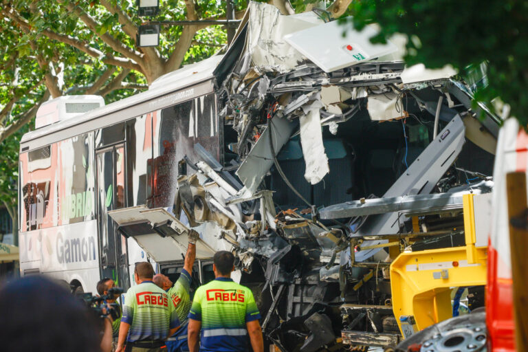 Al menos 46 heridos tras choque de autocar contra edificio en Lleida Al menos 46 heridos tras choque de autocar contra edificio en Lleida