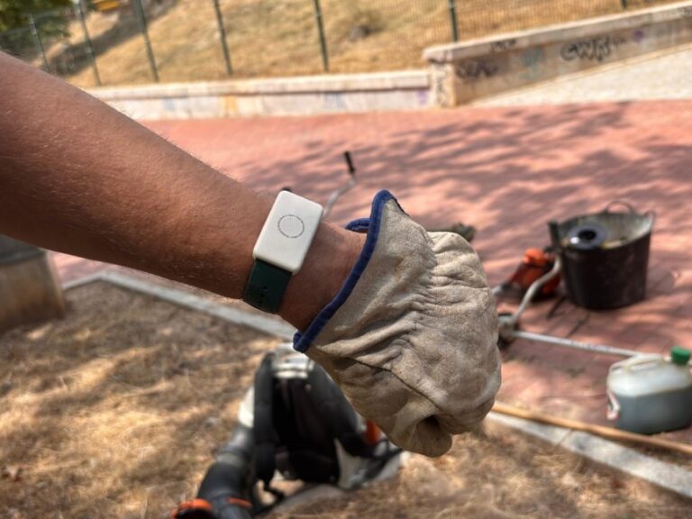 Alcoy equipa a sus brigadas municipales con pulseras inteligentes para prevenir golpes de calor Alcoy equipa a sus brigadas municipales con pulseras inteligentes para prevenir golpes de calor