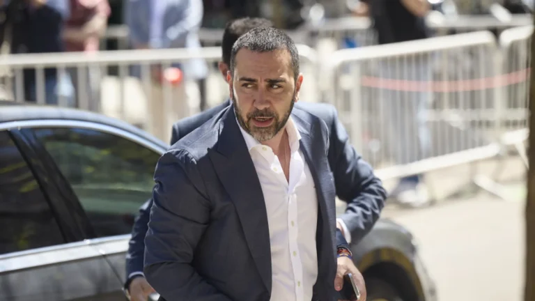 Víctor de Aldama declara más de una hora ante el juez por presuntos pagos del PSOE en la pieza secreta del caso Koldo Víctor de Aldama declara más de una hora ante el juez por presuntos pagos del PSOE en la pieza secreta del caso Koldo