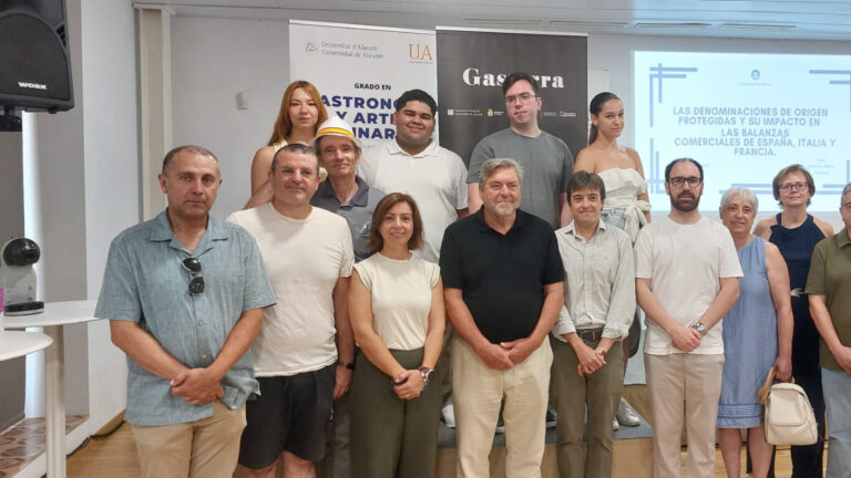 Estudiantes de Gastronomía de la Universidad de Alicante presentan trabajos sobre sostenibilidad y cocina solidaria en Dénia Estudiantes de Gastronomía de la Universidad de Alicante presentan trabajos sobre sostenibilidad y cocina solidaria en Dénia