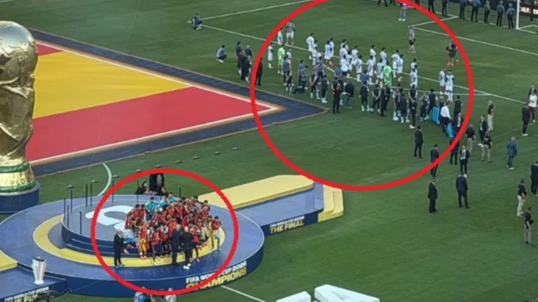 Jugadores de Argentina dan la espalda a España durante la ceremonia de la Copa del Mundo Jugadores de Argentina dan la espalda a España durante la ceremonia de la Copa del Mundo