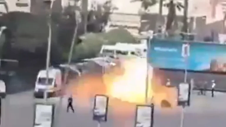 Emmanuel Macron sale ileso de atentado con explosivos en Damasco que dejó 18 heridos durante su visita oficial a Siria Emmanuel Macron sale ileso de atentado con explosivos en Damasco que dejó 18 heridos durante su visita oficial a Siria