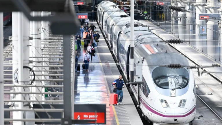 Avería en catenaria paraliza trenes de Alta Velocidad entre Madrid y Galicia durante varias horas Avería en catenaria paraliza trenes de Alta Velocidad entre Madrid y Galicia durante varias horas