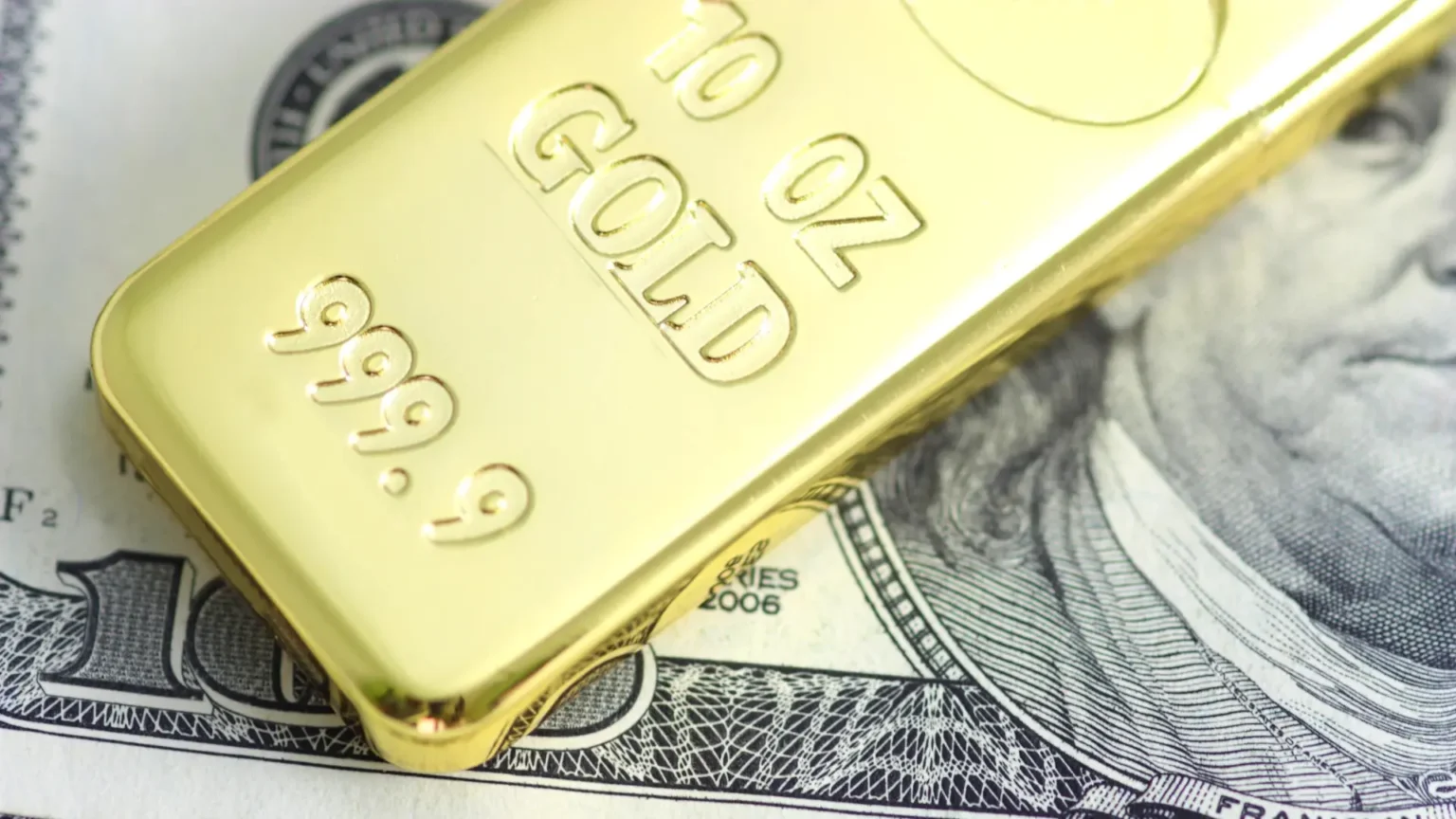 Bancos centrales acumulan más oro que deuda estadounidense por primera vez en casi 30 años