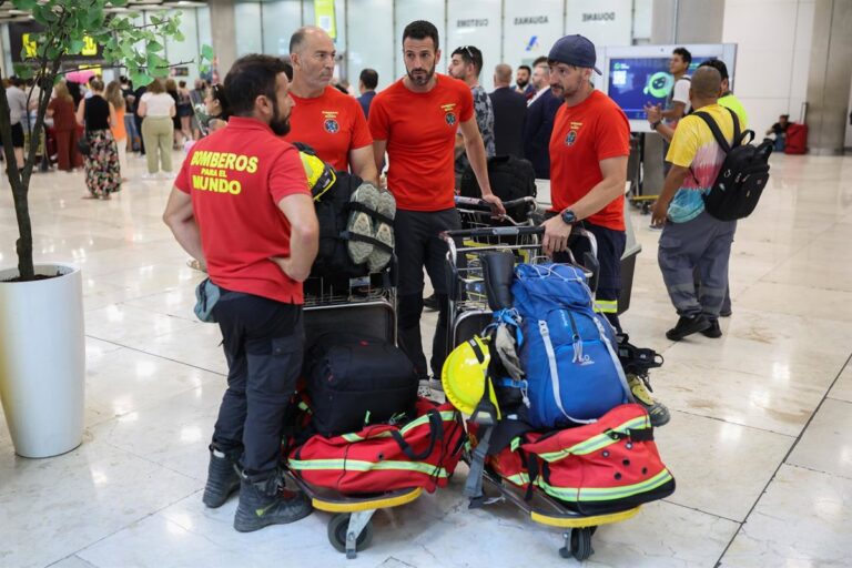 Siete bomberos españoles regresan a Madrid tras operación de rescate en Venezuela Siete bomberos españoles regresan a Madrid tras operación de rescate en Venezuela
