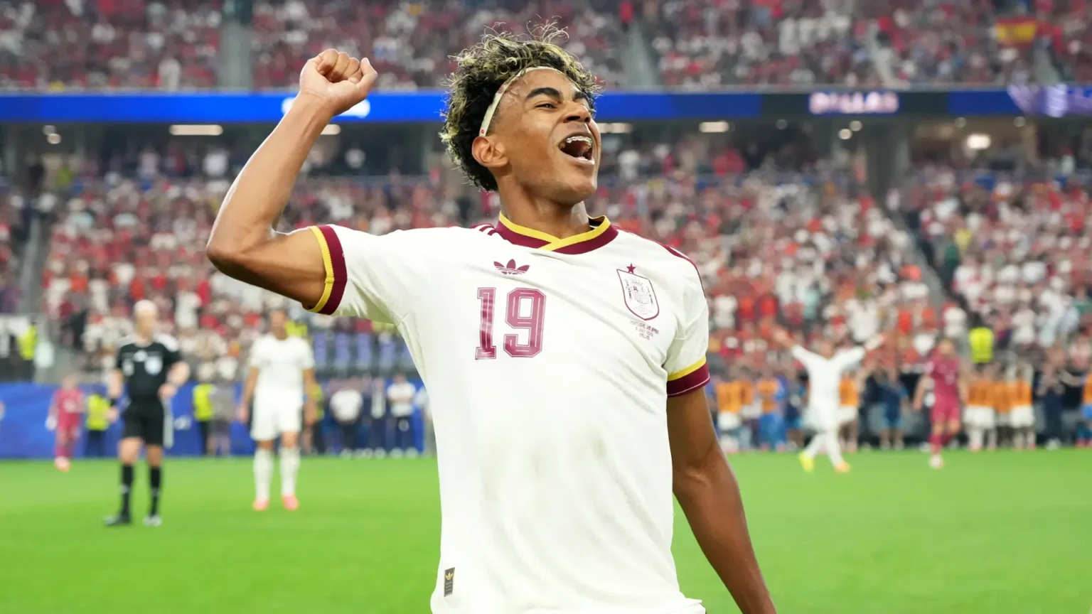 La camiseta blanca de España arrasa en ventas y se agota en tiendas físicas y digitales La camiseta blanca de España arrasa en ventas y se agota en tiendas físicas y digitales