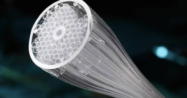 China transmite 51,3 Tb/s por un solo cable de fibra óptica de núcleo hueco en prueba récord de 128 kilómetros China transmite 51,3 Tb/s por un solo cable de fibra óptica de núcleo hueco en prueba récord de 128 kilómetros
