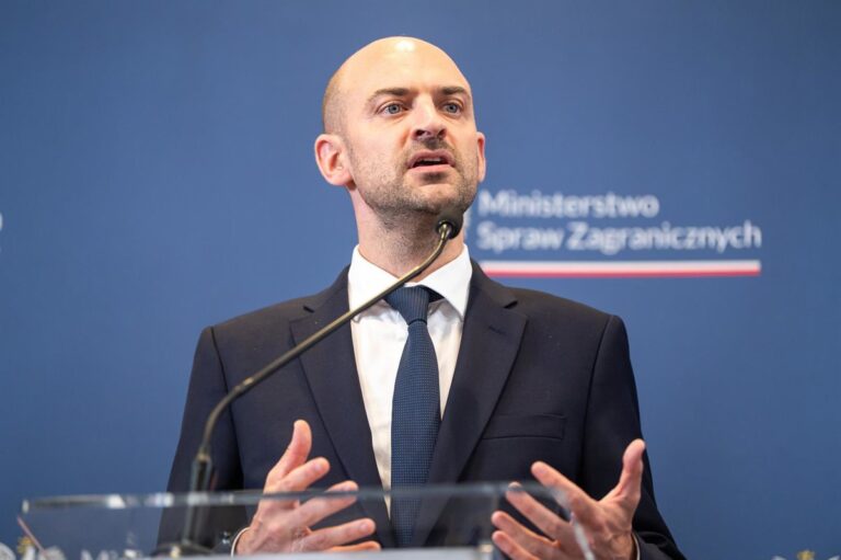 Ministro de Exteriores de Francia arremete contra Rajoy: ‘Es estupidez, racismo o las dos’ Ministro de Exteriores de Francia arremete contra Rajoy: 'Es estupidez, racismo o las dos'