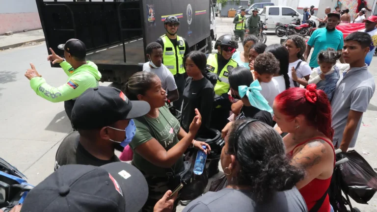 Desalojados por terremotos en Venezuela permanecen en las calles tras diez días sin reubicación Desalojados por terremotos en Venezuela permanecen en las calles tras diez días sin reubicación
