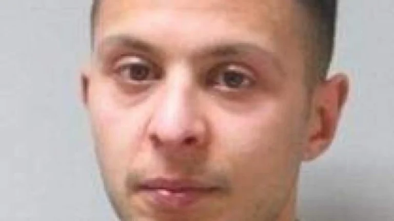 Detienen a tres personas en Francia por entregar memoria USB a terrorista de los atentados de París Detienen a tres personas en Francia por entregar memoria USB a terrorista de los atentados de París