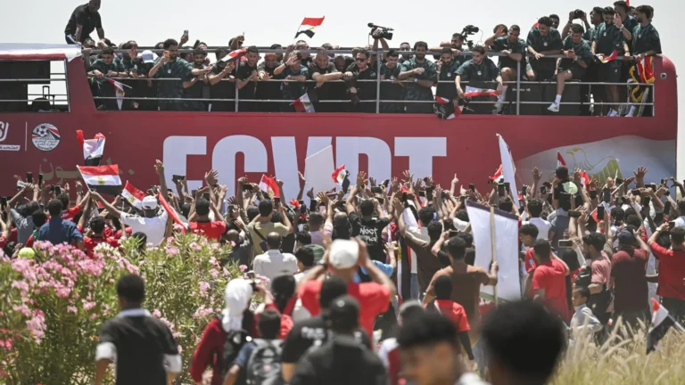 Miles de egipcios reciben a su selección como héroes tras eliminación polémica del Mundial 2026 Miles de egipcios reciben a su selección como héroes tras eliminación polémica del Mundial 2026