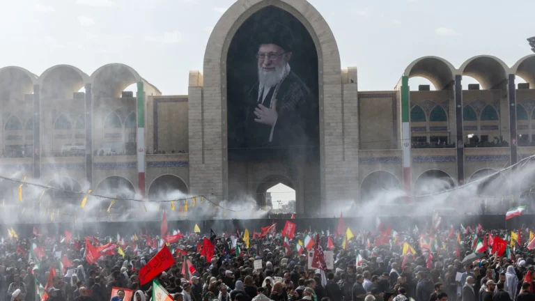 Irán promete buscar justicia por la muerte de Alí Jamenei durante multitudinarias ceremonias fúnebres en Teherán