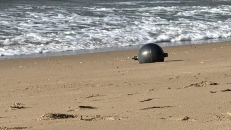 Seis esferas metálicas de origen espacial aparecen en una playa de Australia y alertan a las autoridades Seis esferas metálicas de origen espacial aparecen en una playa de Australia y alertan a las autoridades