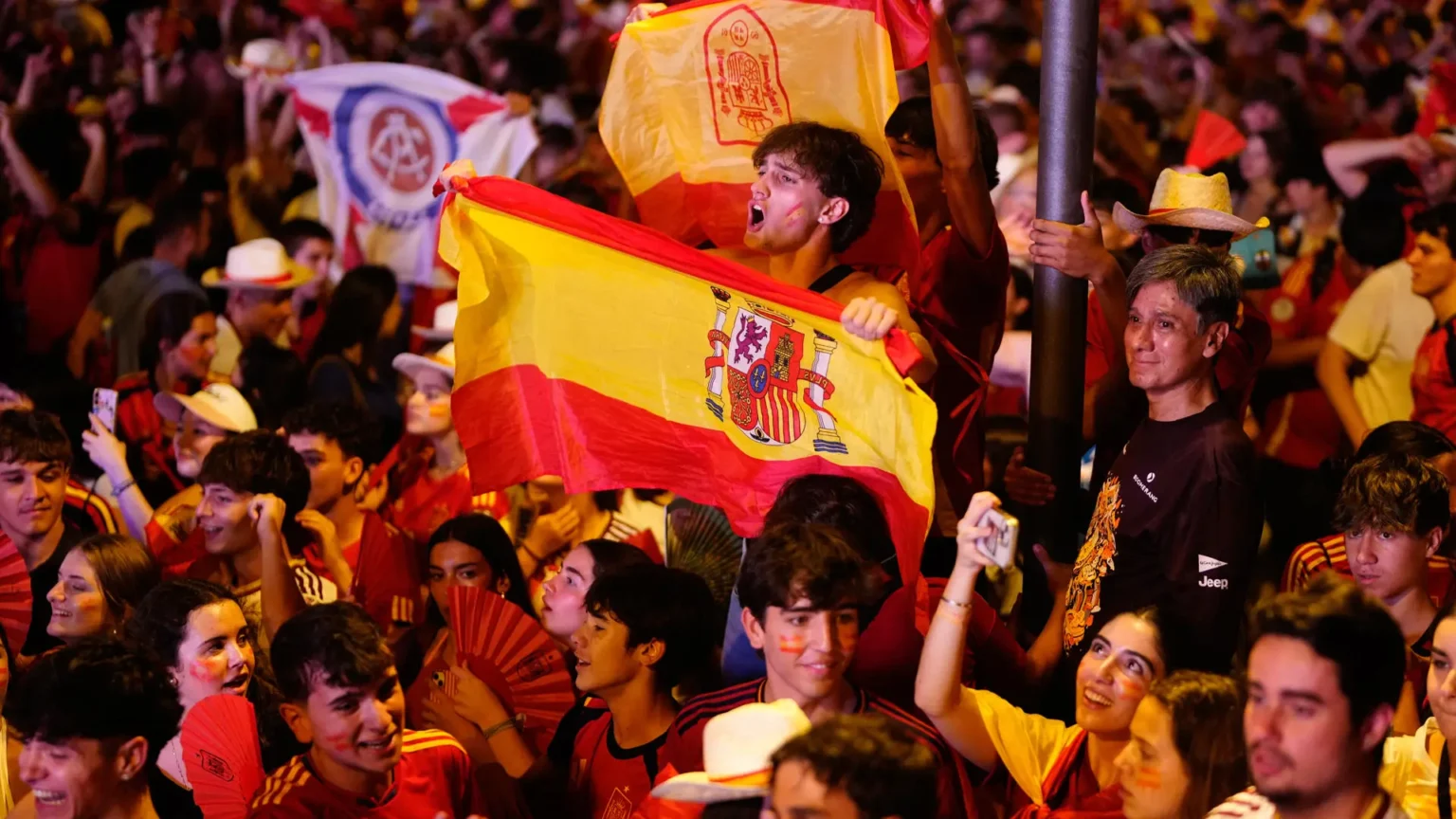 Miles de aficionados celebran en Madrid la clasificación de España a la final del Mundial tras vencer 2-0 a Francia Miles de aficionados celebran en Madrid la clasificación de España a la final del Mundial tras vencer 2-0 a Francia