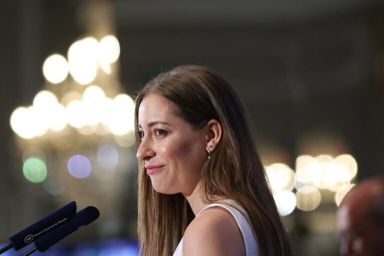 Ester Muñoz defiende entenderse con Vox y confía en investidura de Moreno como presidente Ester Muñoz defiende entenderse con Vox y confía en investidura de Moreno como presidente