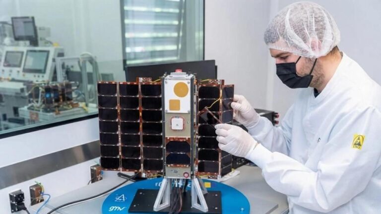 Europa lanza misión espacial pionera para blindar satélites contra ciberataques con participación española