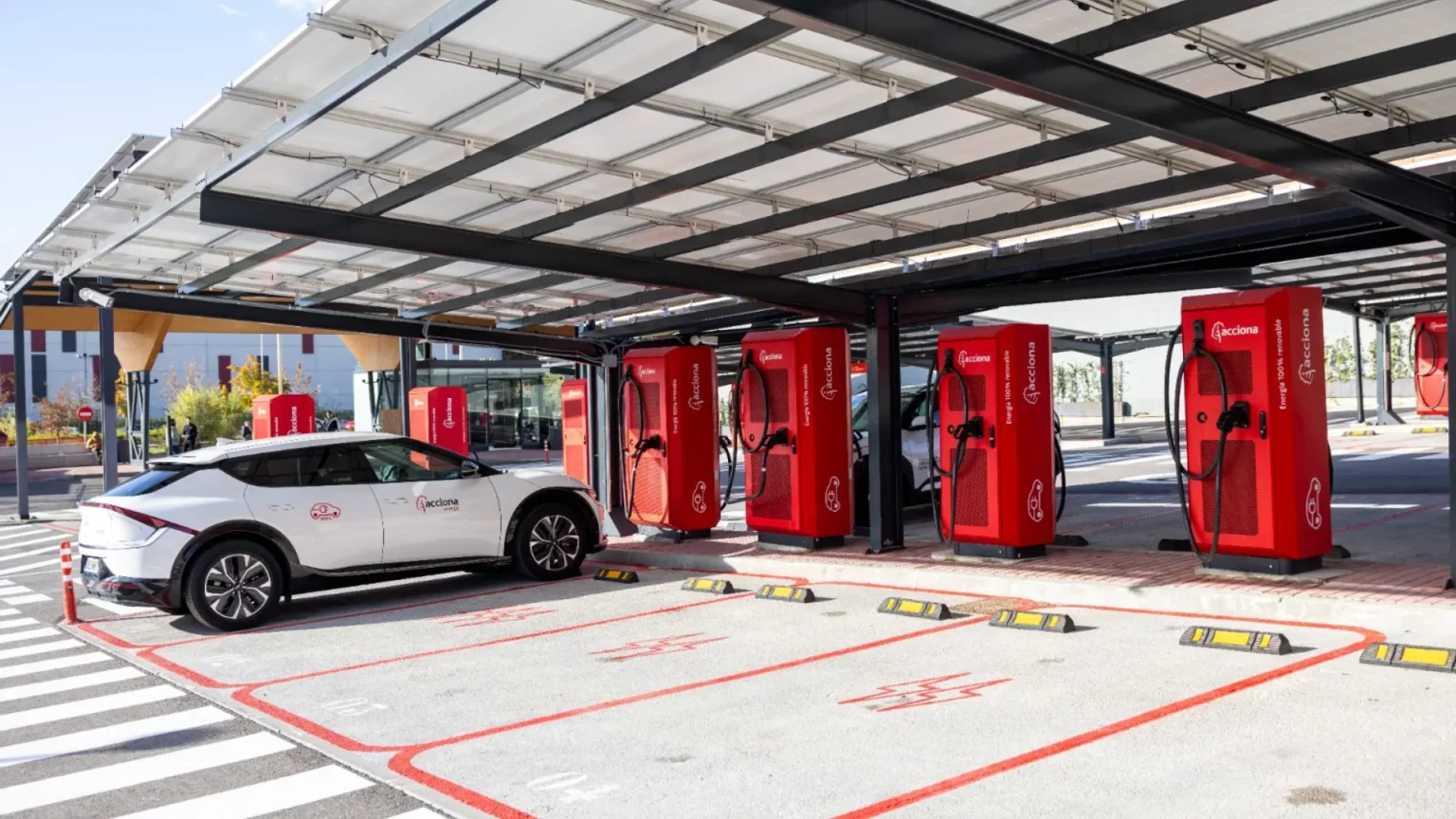 Gobierno amplía plazo para que grandes gasolineras instalen puntos de recarga de vehículos eléctricos Gobierno amplía plazo para que grandes gasolineras instalen puntos de recarga de vehículos eléctricos