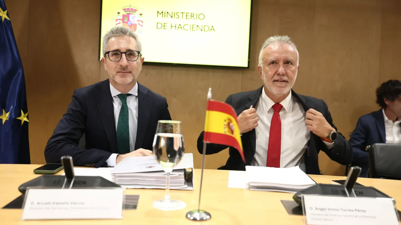 Hacienda propone limitar el déficit de las comunidades autónomas al 0,1% del PIB hasta 2029 ante el rechazo del PP Hacienda propone limitar el déficit de las comunidades autónomas al 0,1% del PIB hasta 2029 ante el rechazo del PP