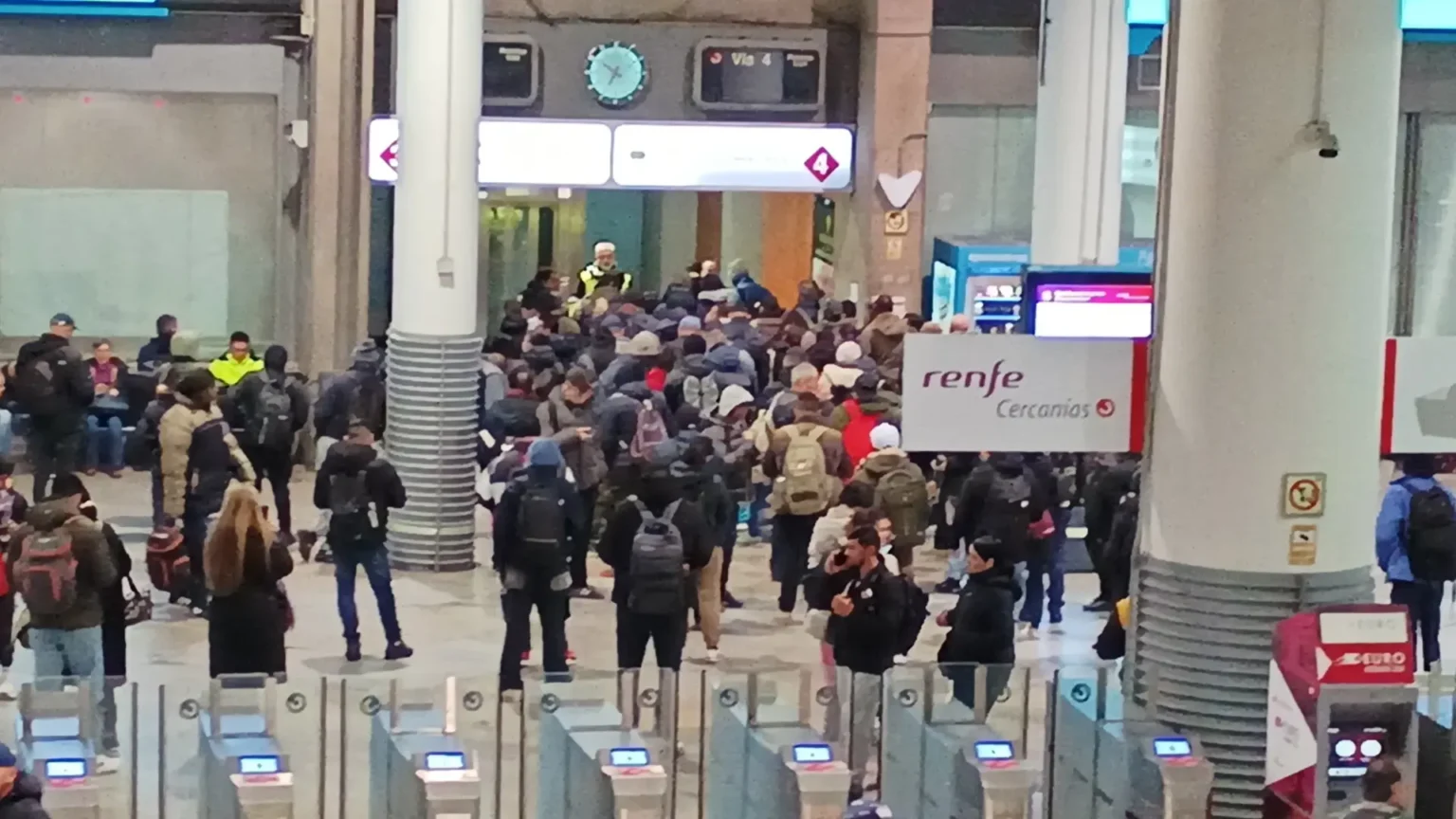 Renfe establece servicios mínimos del 73% en AVE para la huelga del 15 de julio tras primer paro con seguimiento del 1,83% Renfe establece servicios mínimos del 73% en AVE para la huelga del 15 de julio tras primer paro con seguimiento del 1,83%