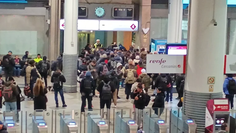 Renfe establece servicios mínimos del 73% en AVE para la huelga del 15 de julio tras primer paro con seguimiento del 1,83% Renfe establece servicios mínimos del 73% en AVE para la huelga del 15 de julio tras primer paro con seguimiento del 1,83%