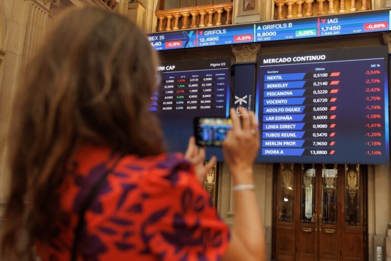 El Ibex 35 retrocede a 19.192 puntos en media sesión con incertidumbre en el sector tecnológico
