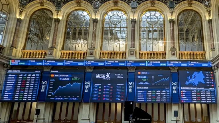 El Ibex 35 conquista su máximo histórico en 19.854 puntos con Wall Street cerrado El Ibex 35 conquista su máximo histórico en 19.854 puntos con Wall Street cerrado