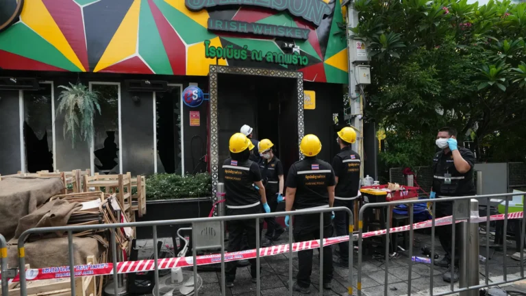 Incendio en bar de Bangkok deja al menos 27 muertos y más de 30 heridos Incendio en bar de Bangkok deja al menos 27 muertos y más de 30 heridos