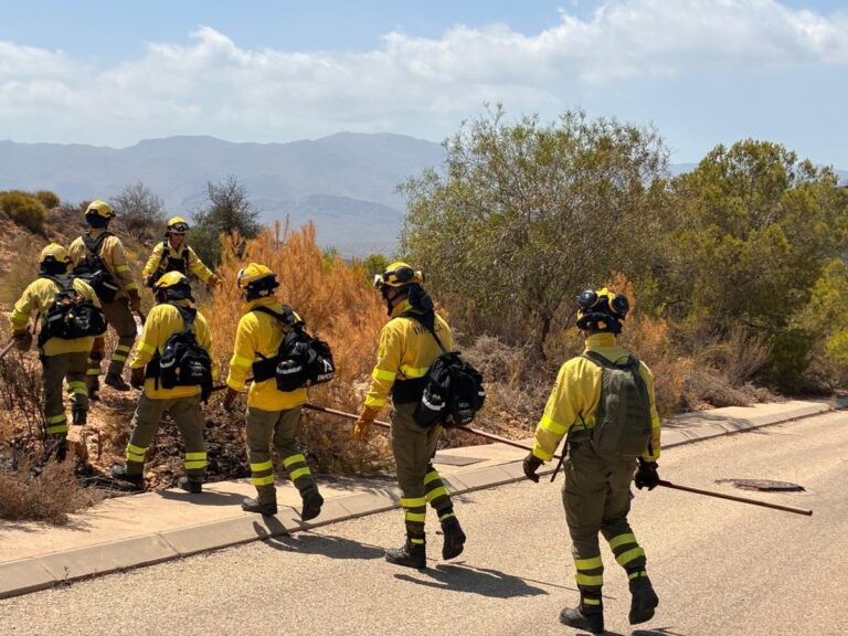 Incendios forestales en Almería movilizan 34 efectivos y 2 autobombas Incendios forestales en Almería movilizan 34 efectivos y 2 autobombas