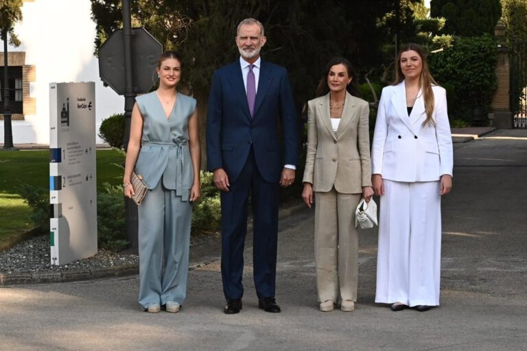 La Infanta Sofía pronuncia su primer discurso oficial acompañada por los Reyes en Zaragoza