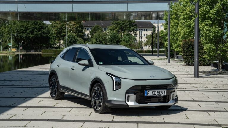 Kia presenta el XCeed renovado con doble pantalla de 12.3 pulgadas y precio desde 19,860 euros Kia presenta el XCeed renovado con doble pantalla de 12.3 pulgadas y precio desde 19,860 euros