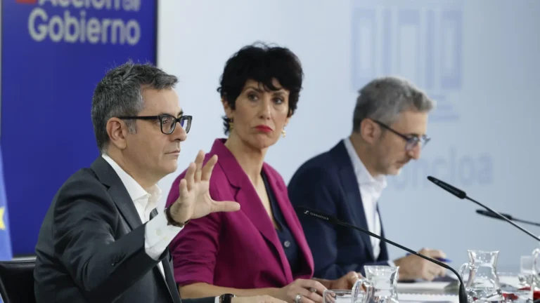 Moncloa rebaja su defensa de Zapatero ante la falta de explicaciones sobre las joyas halladas en su despacho Moncloa rebaja su defensa de Zapatero ante la falta de explicaciones sobre las joyas halladas en su despacho