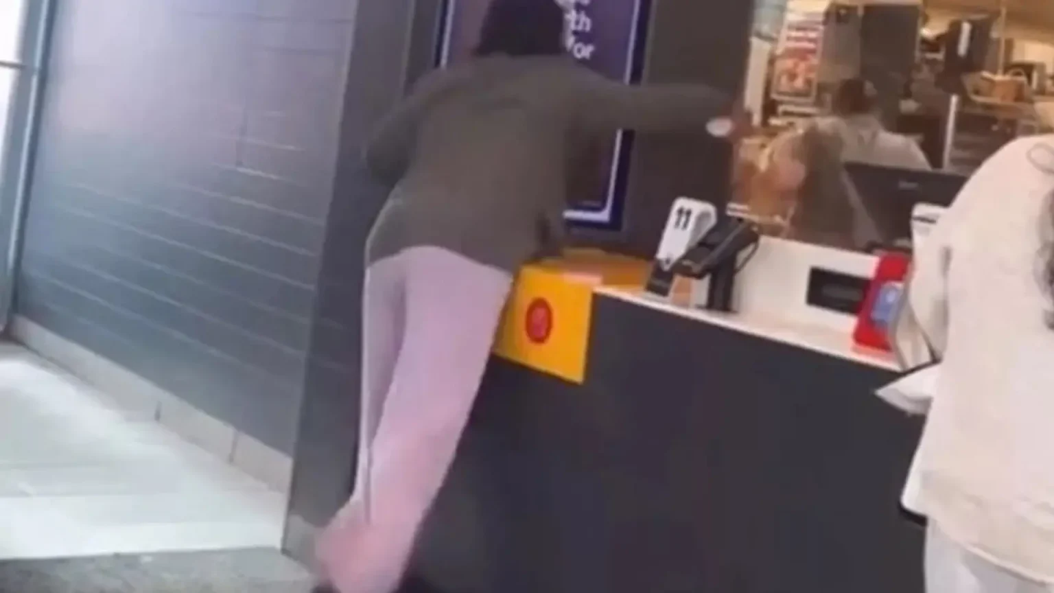Policía de Michigan busca a mujer que agredió con café hirviendo a empleada de McDonald’s Policía de Michigan busca a mujer que agredió con café hirviendo a empleada de McDonald's