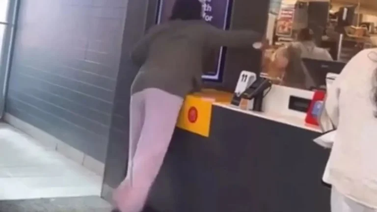 Policía de Michigan busca a mujer que agredió con café hirviendo a empleada de McDonald’s Policía de Michigan busca a mujer que agredió con café hirviendo a empleada de McDonald's