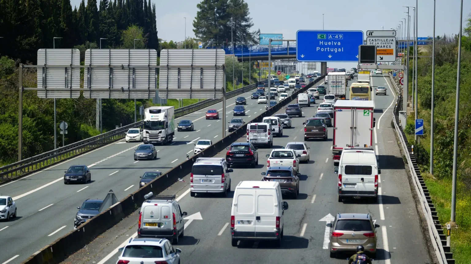 Múltiples accidentes complican el primer día de la Operación Salida del verano en España Múltiples accidentes complican el primer día de la Operación Salida del verano en España