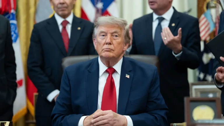 Operador del teleprónter de Trump suspendido tras investigación federal por apuestas sobre discursos presidenciales Operador del teleprónter de Trump suspendido tras investigación federal por apuestas sobre discursos presidenciales