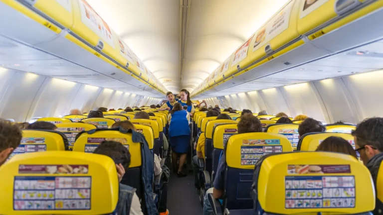 Pasajero de 61 años casi es expulsado por la ventanilla tras romperse durante vuelo de Ryanair Pasajero de 61 años casi es expulsado por la ventanilla tras romperse durante vuelo de Ryanair