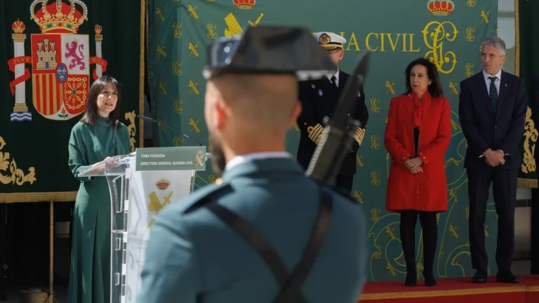 El PP exige a Margarita Robles explicaciones por no cesar a la directora de la Guardia Civil tras su imputación judicial El PP exige a Margarita Robles explicaciones por no cesar a la directora de la Guardia Civil tras su imputación judicial