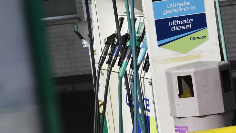 Precio de gasolina sube 5.6% tras aumento de IVA en España Precio de gasolina sube 5.6% tras aumento de IVA en España