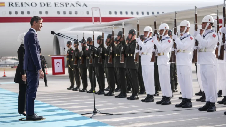 Protocolo turco prepara ramo de flores para esposa de Sánchez pese a ausencia confirmada en cumbre de la OTAN Protocolo turco prepara ramo de flores para esposa de Sánchez pese a ausencia confirmada en cumbre de la OTAN