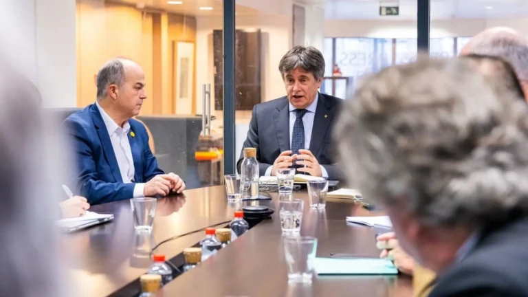 Puigdemont no pedirá levantar su orden de detención y espera resolución del Tribunal Constitucional Puigdemont no pedirá levantar su orden de detención y espera resolución del Tribunal Constitucional