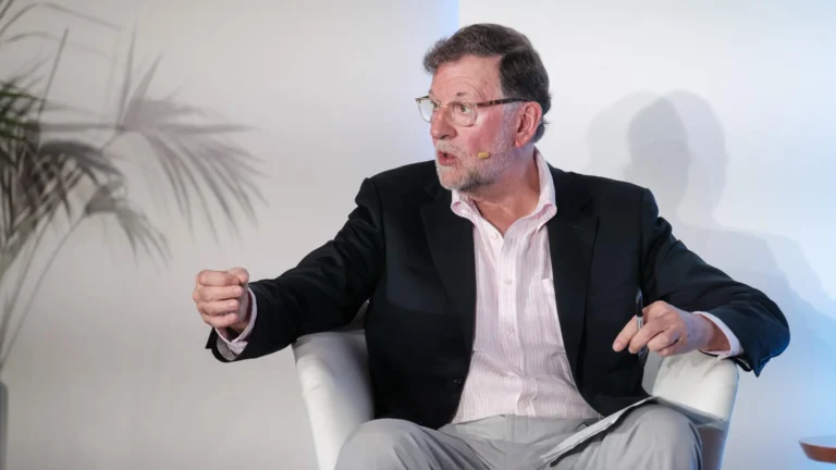 Mariano Rajoy advierte sobre déficit democrático y critica la polarización del Gobierno de Pedro Sánchez Mariano Rajoy advierte sobre déficit democrático y critica la polarización del Gobierno de Pedro Sánchez
