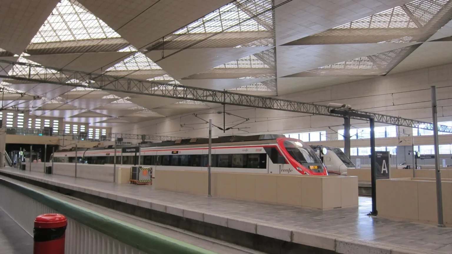Un rayo impacta un AVE entre Guadalajara y Soria y provoca retrasos en la línea Madrid-Barcelona