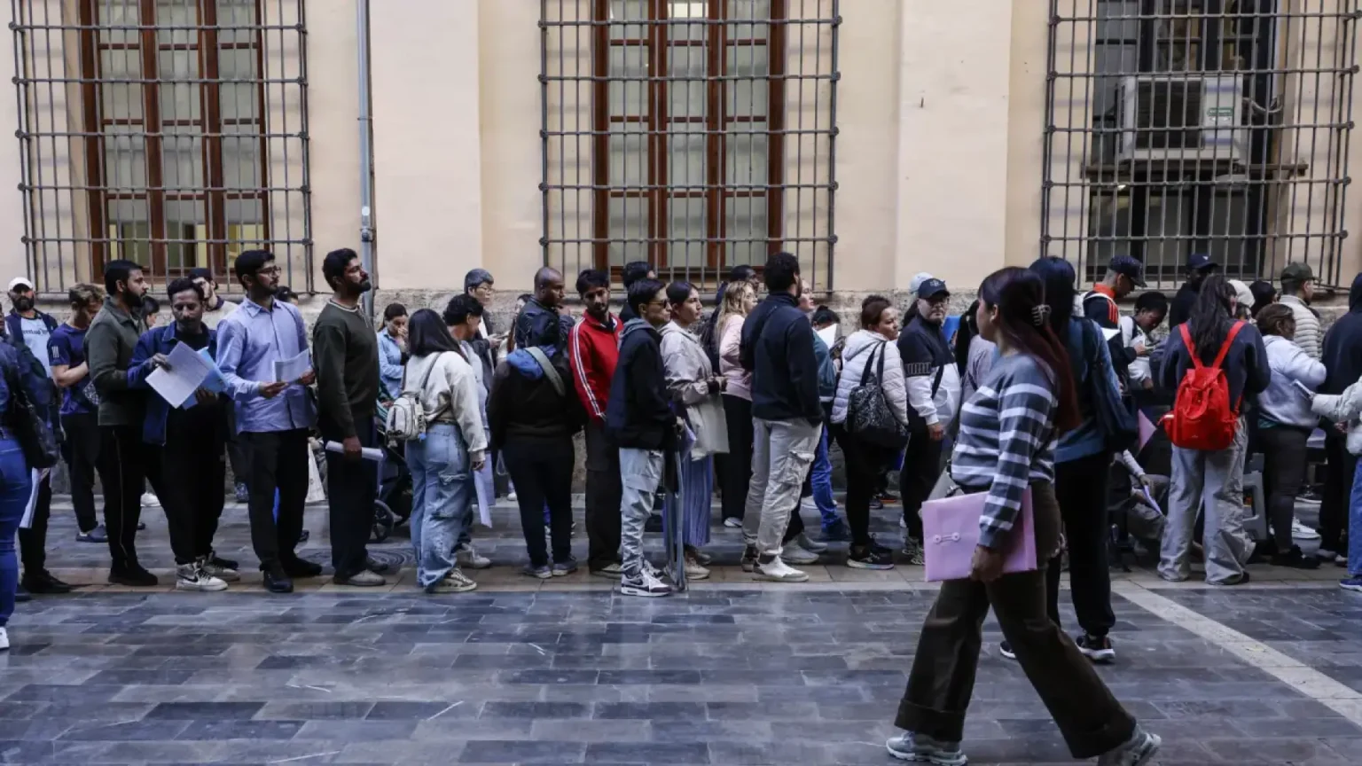 El Tribunal Supremo rechaza elevar a la Unión Europea el decreto de regularización de inmigrantes en España El Tribunal Supremo rechaza elevar a la Unión Europea el decreto de regularización de inmigrantes en España