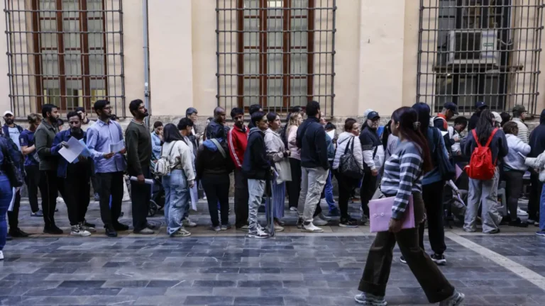 El Tribunal Supremo rechaza elevar a la Unión Europea el decreto de regularización de inmigrantes en España