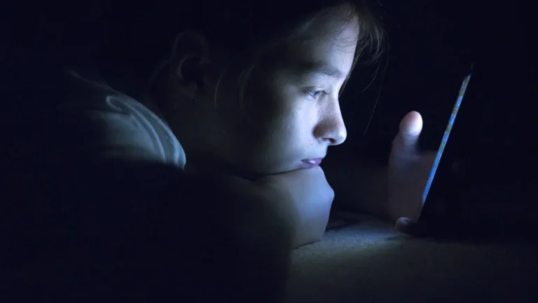 Reino Unido presentó plan de toque de queda nocturno en redes sociales para jóvenes de 16 y 17 años Reino Unido presentó plan de toque de queda nocturno en redes sociales para jóvenes de 16 y 17 años