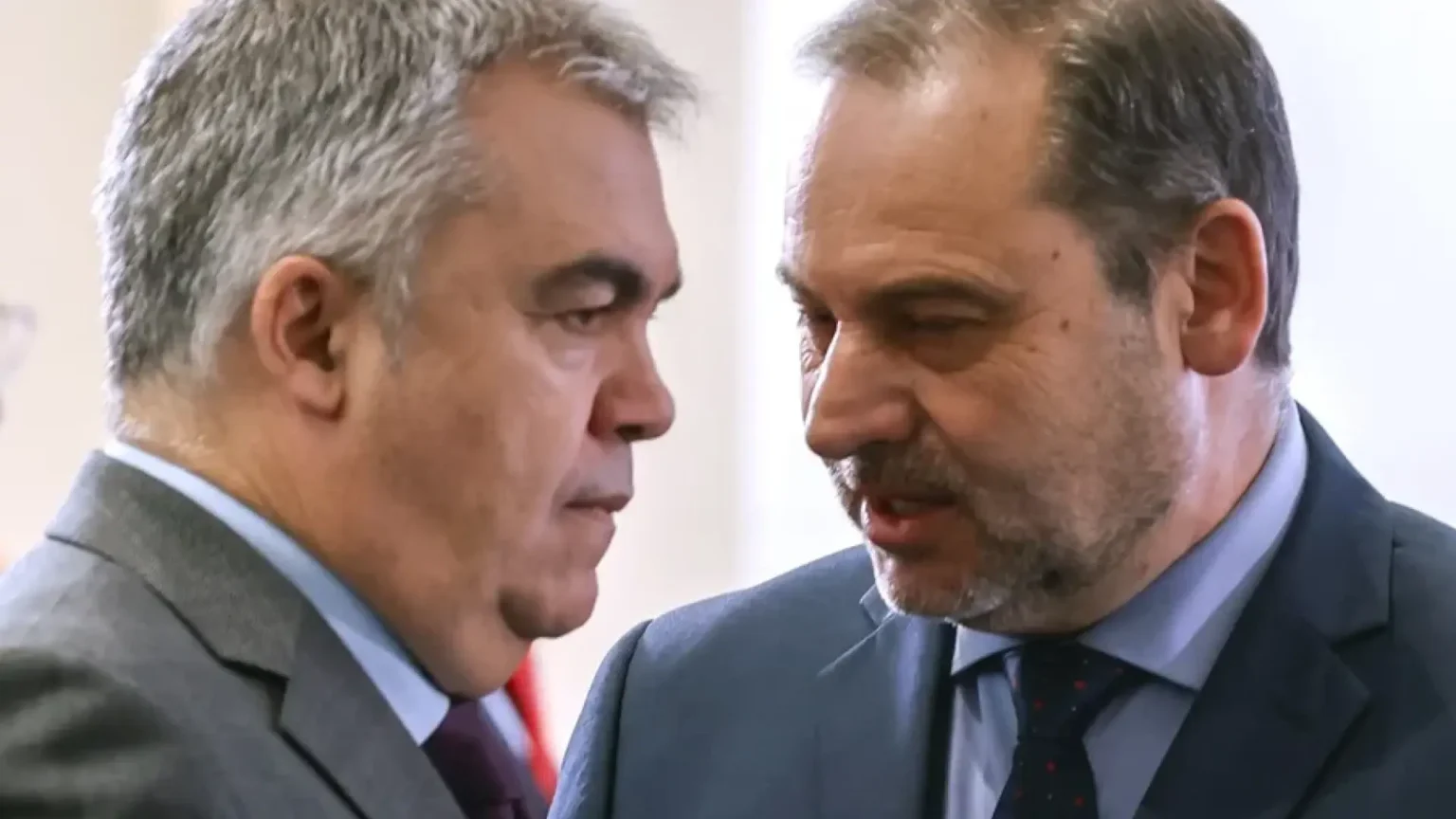 La UCO detecta que Santos Cerdán obtuvo beneficios irregulares de 323.178 euros durante la etapa ministerial de Ábalos La UCO detecta que Santos Cerdán obtuvo beneficios irregulares de 323.178 euros durante la etapa ministerial de Ábalos