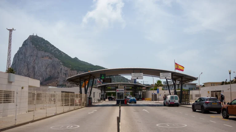 La Unión Europea y el Reino Unido firman el Tratado sobre Gibraltar que elimina barreras fronterizas tras 10 años del brexit La Unión Europea y el Reino Unido firman el Tratado sobre Gibraltar que elimina barreras fronterizas tras 10 años del brexit