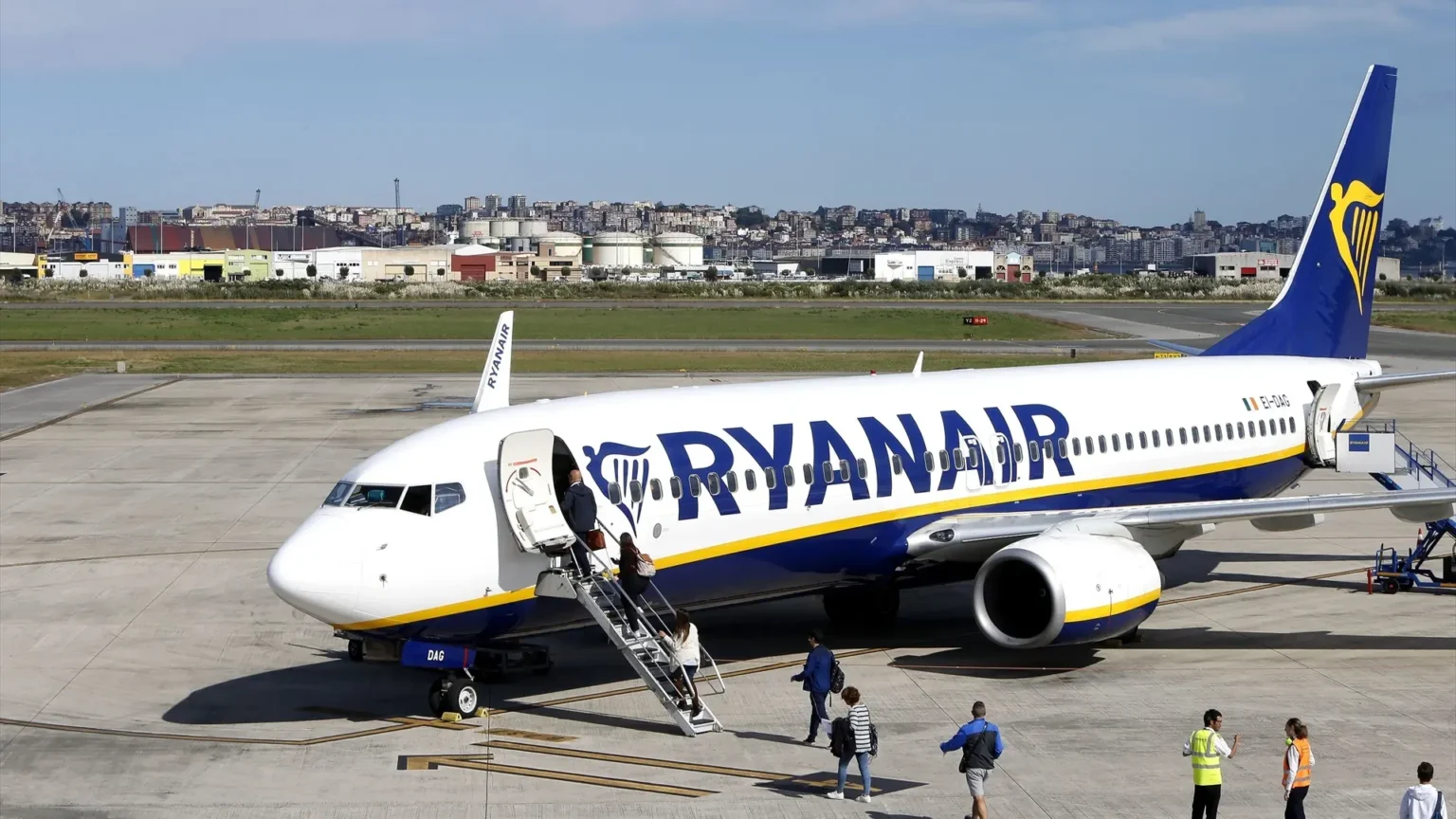 Pasajero es succionado por ventanilla rota en vuelo de Ryanair y su esposa lo salva sujetándolo por las piernas Pasajero es succionado por ventanilla rota en vuelo de Ryanair y su esposa lo salva sujetándolo por las piernas